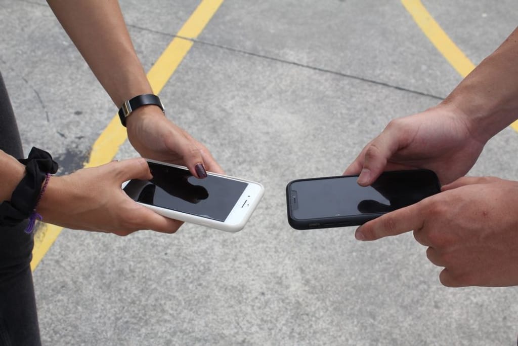 Belvedere Agency באתר PEXELS comparing two smartphones hands
