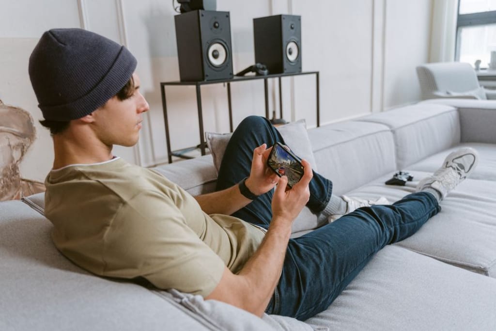 Tima Miroshnichenko באתר PEXELS young man playing mobile game
